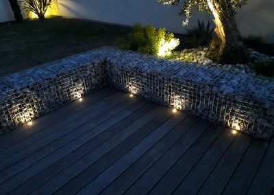 éclairages d'un gabion sur une terrasse en bois