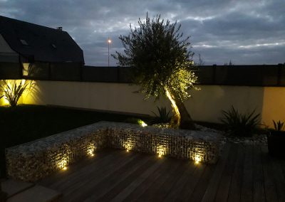 Mise en valeur d'une terrasse avec des spots encastrés au bord d'un muret gabion