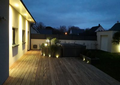 terrasse en bois illuminées de spots encastrées