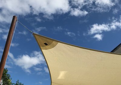 voile d'ombrage sur une terrasse